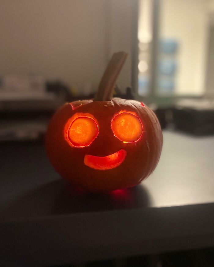 Carved pumpkin glowing with a smiling face symbolizing people sharing pictures and screenshots about why they hate their boss.