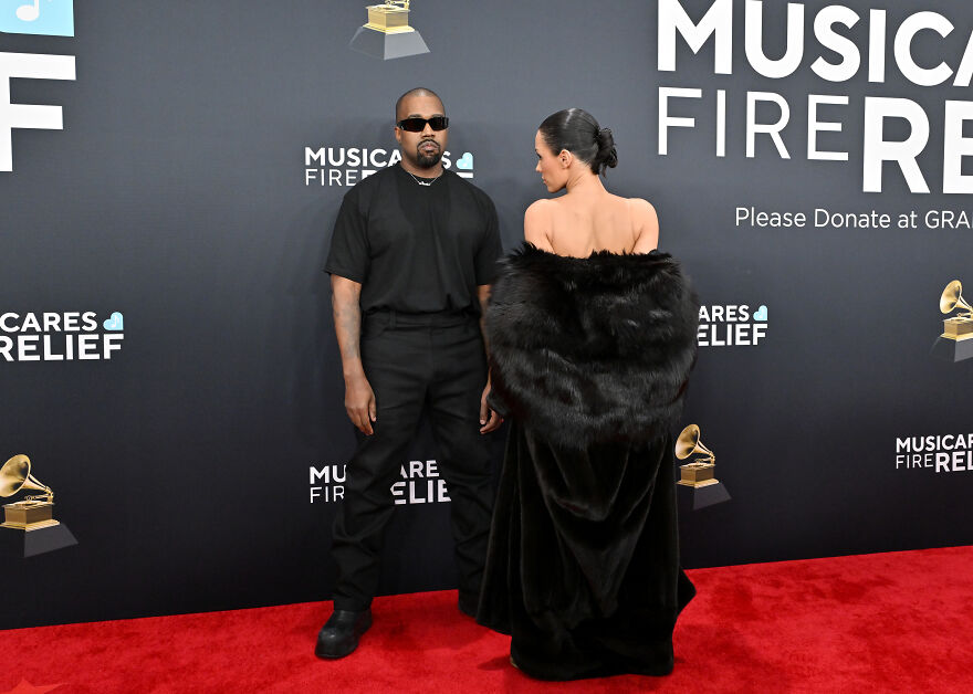 Kanye West and Bianca Censori posing on the red carpet, highlighting Bianca Censori&rsquo;s net worth in West&rsquo;s empire.