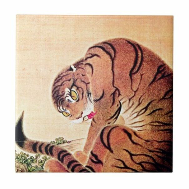Tigre antiguo con lengua afuera mostrando el blep, una expresi&oacute;n eterna capturada en arte cl&aacute;sico.