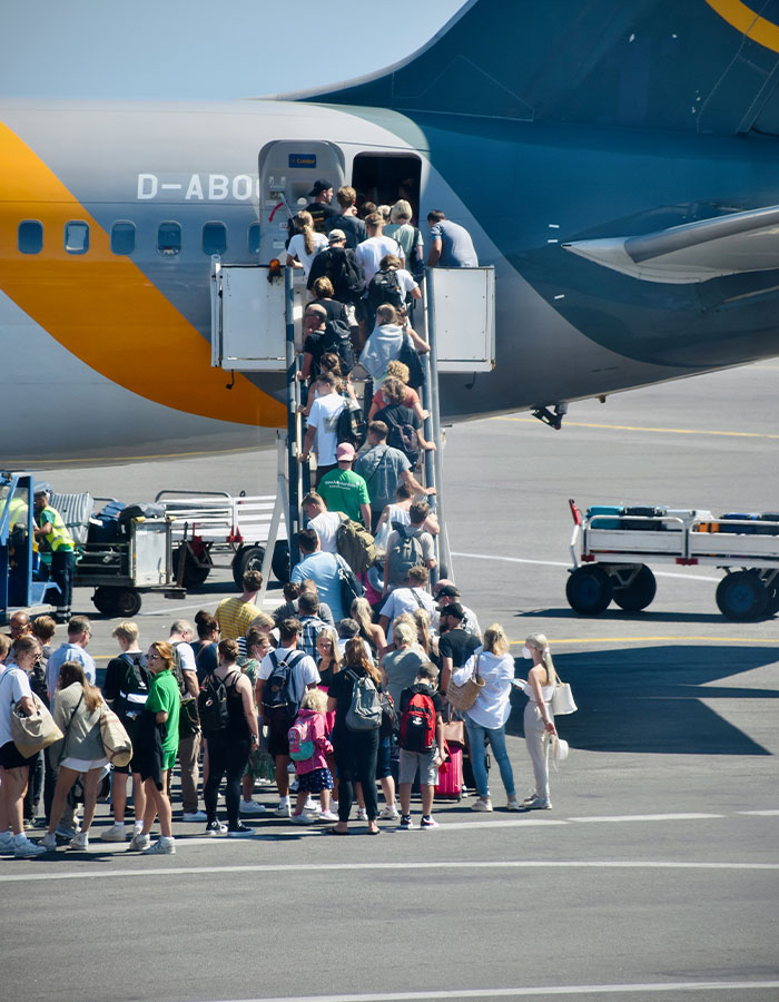 Passengers boarding a commercial airplane, illustrating issues related to plus-size seatmate and airline seating conflicts. Passengers boarding a commercial airplane, illustrating issues related to plus-size seatmate and airline seating conflicts.