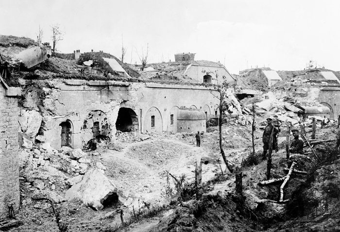 Black and white photo showing a wartime scene with damaged buildings and soldiers, illustrating collapse of common sense.