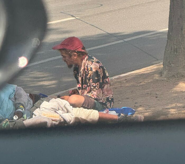 Former Nickelodeon child star seen living homeless at 36, sitting on street near tree and road in casual clothing. Former Nickelodeon child star seen living homeless at 36, sitting on street near tree and road in casual clothing.