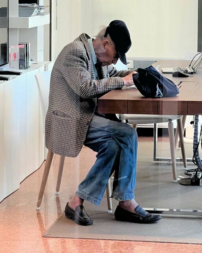 Elderly man in a stylish houndstooth blazer and cap, showcasing cool and stylish grandparents fashion trends.