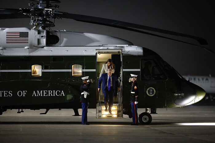 Former President Trump and Melania step off Marine One at night while body language experts analyze his finger-pointing scolding gesture. Former President Trump and Melania step off Marine One at night while body language experts analyze his finger-pointing scolding gesture.