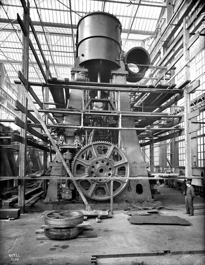 Large industrial engine parts in a shipyard workshop during Titanic construction, showcasing rare historical Titanic machinery.