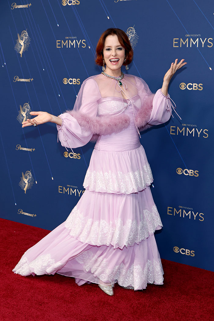 Mujer con vestido lila elegante en la alfombra roja de los Emmys 2025 entre los mejores y peores estilos de moda.