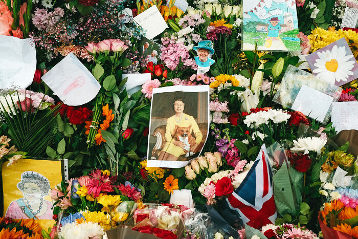 Floral tributes, notes, and photos creating a poignant atmosphere in London after the Queen’s passing.