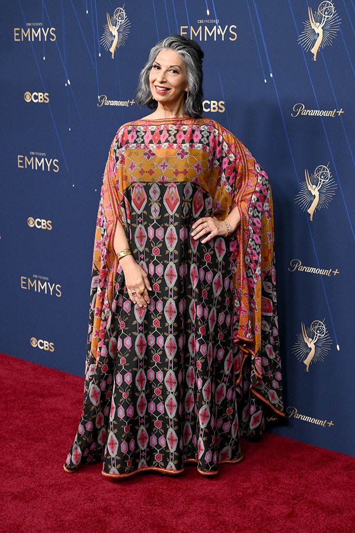 Mujer con vestido estampado colorido en la alfombra roja de los Emmys 2025, mostrando lo mejor y peor en moda.