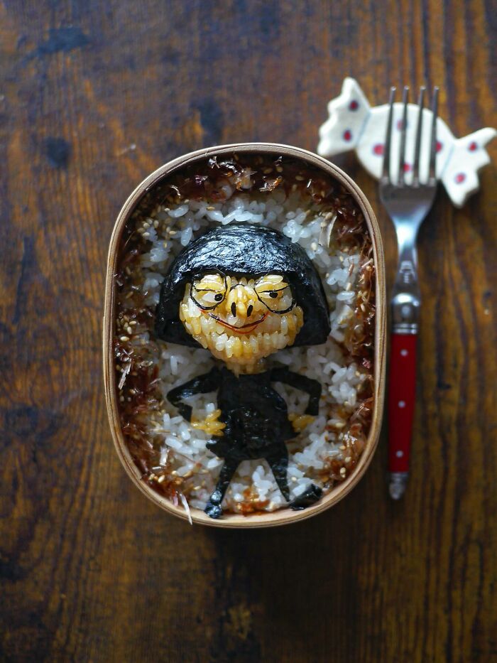 Creative meal by a mom from Japan featuring a character made from rice, seaweed, and food art in a lunchbox.