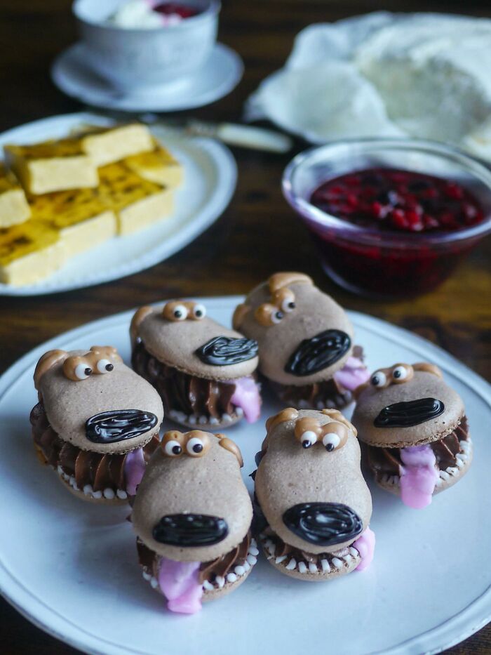 Creative meals from a mom in Japan featuring bear-shaped macarons with detailed chocolate and candy decorations for kids.
