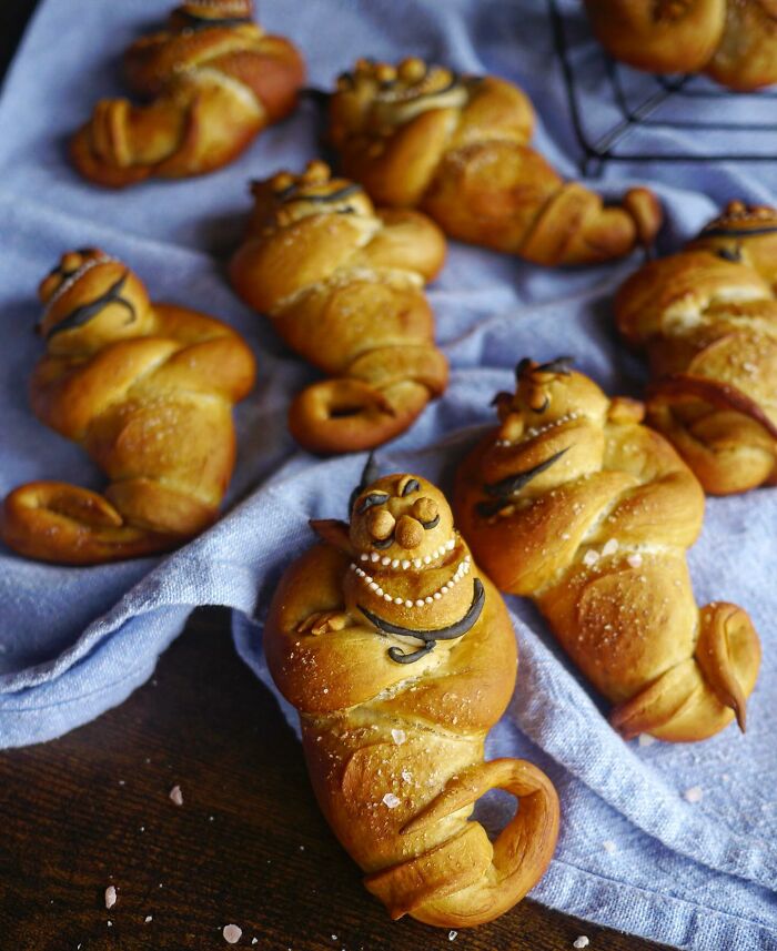 Creative meals baked as fun character-shaped bread rolls by a mom from Japan for her kids, sprinkled with coarse salt.