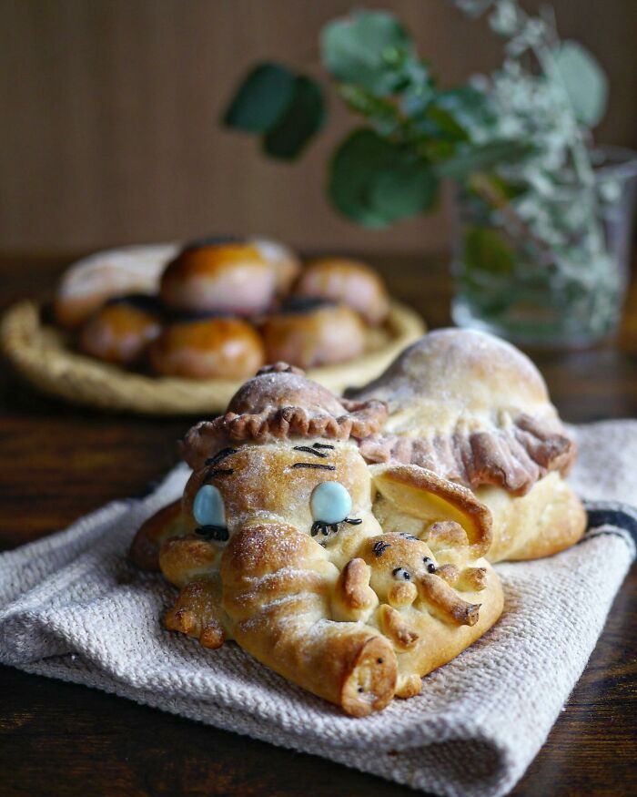 Creative meals for kids featuring elephant-shaped bread with detailed eyes and decorations on a kitchen towel, showcasing Japanese inspiration.