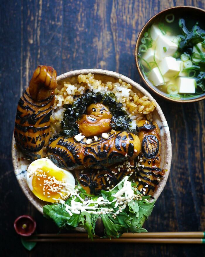 Creative Japanese mom's meal for kids featuring decorated grilled chicken, rice, salad, soft-boiled egg, and miso soup.