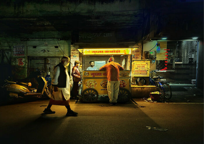 Street food vendor serving customers at night in Istanbul, capturing candid moments of everyday life in Istanbul city.
