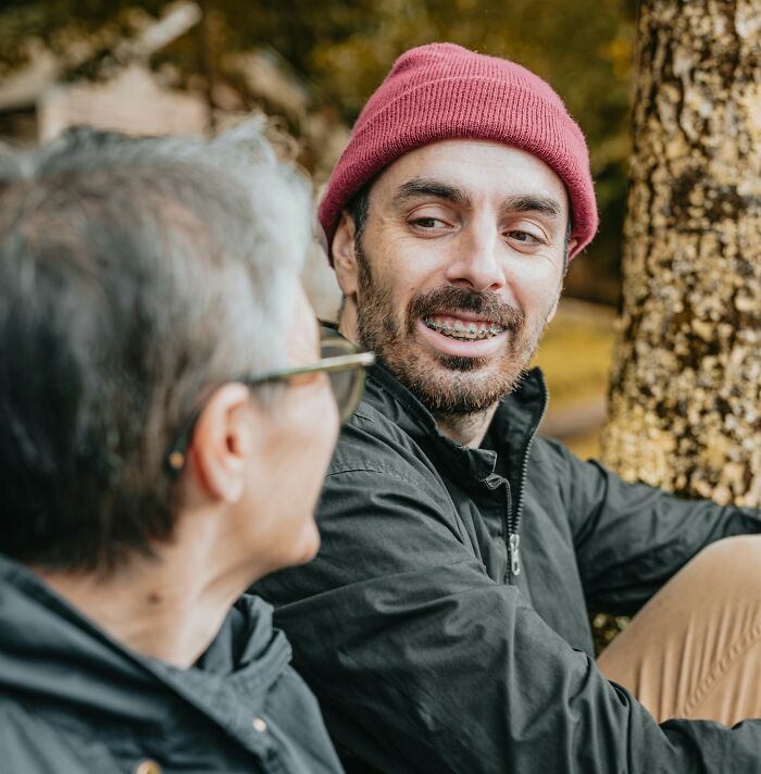 Two people outdoors having a serious conversation, illustrating signs a relationship isn’t going to last.