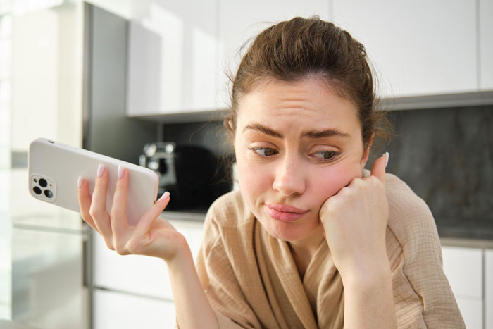 "Time To Move On": Woman Feels Bad For Finally Saying No To Friend Who Only Reaches Out To Get Cash