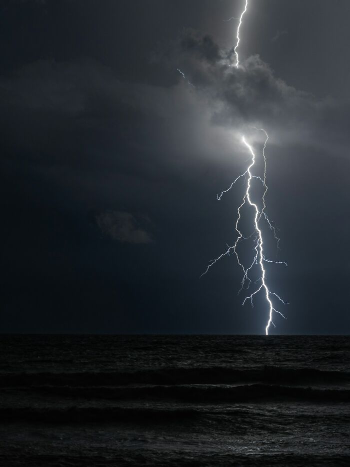 “I Thought I Died”: 46 Times People Didn’t Have To Leave Their Home To Be Scared To The Bone