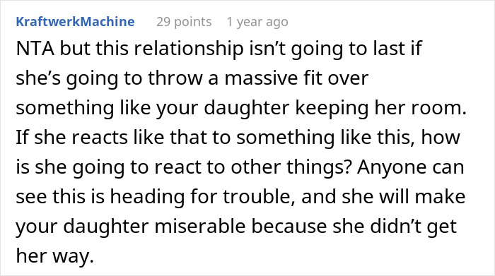 Comment discussing a man defending his daughter&rsquo;s room from his fianc&eacute;e, emphasizing relationship issues and loyalty.