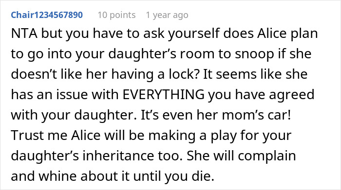 Screenshot of an online forum comment discussing a man defending his daughter&rsquo;s room from fianc&eacute;e&rsquo;s interference.