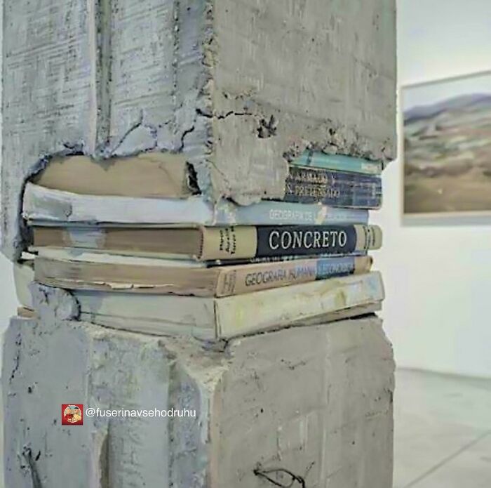 Books used as support in a concrete construction pillar, an unusual design in construction and designs with poor planning.