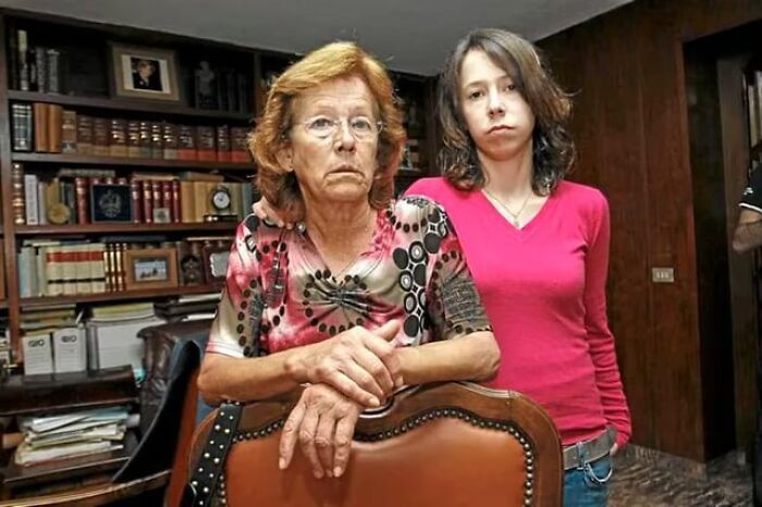Two women in a room with bookshelves, illustrating history anecdotes and learning new facts about the past.