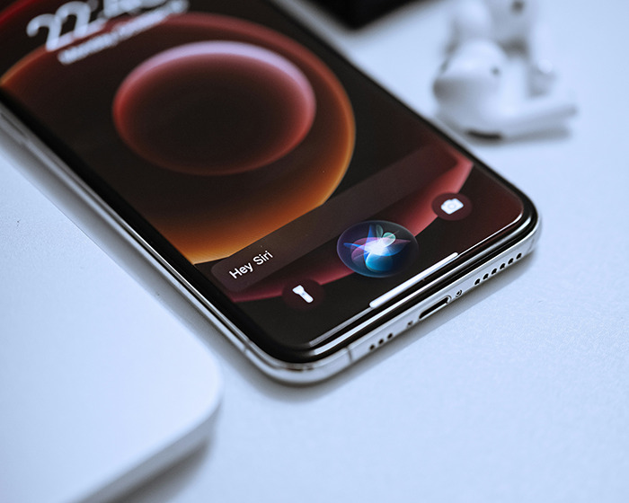 Smartphone displaying Siri activation on screen, highlighting how domestic violence victim used Siri during attack for help.