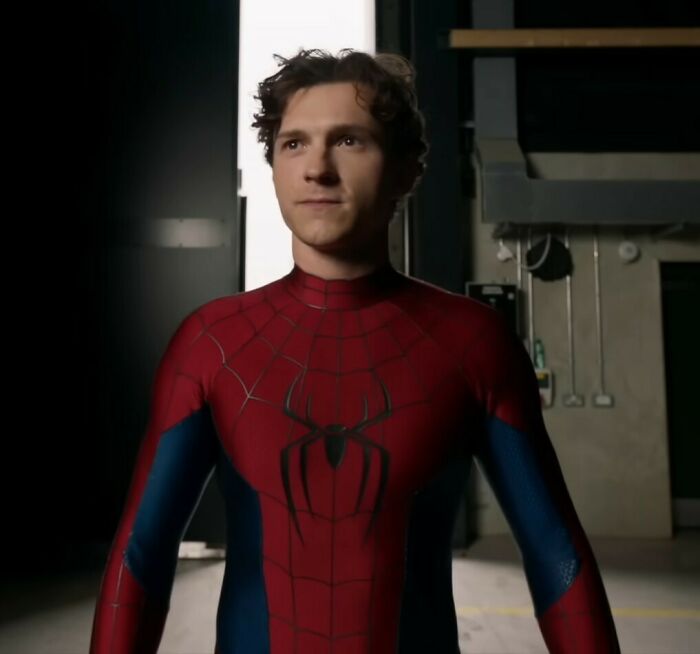 Tom Holland in Spider-Man suit on set, highlighting the incident of a head injury after a failed Spider-Man stunt. Tom Holland in Spider-Man suit on set, highlighting the incident of a head injury after a failed Spider-Man stunt.