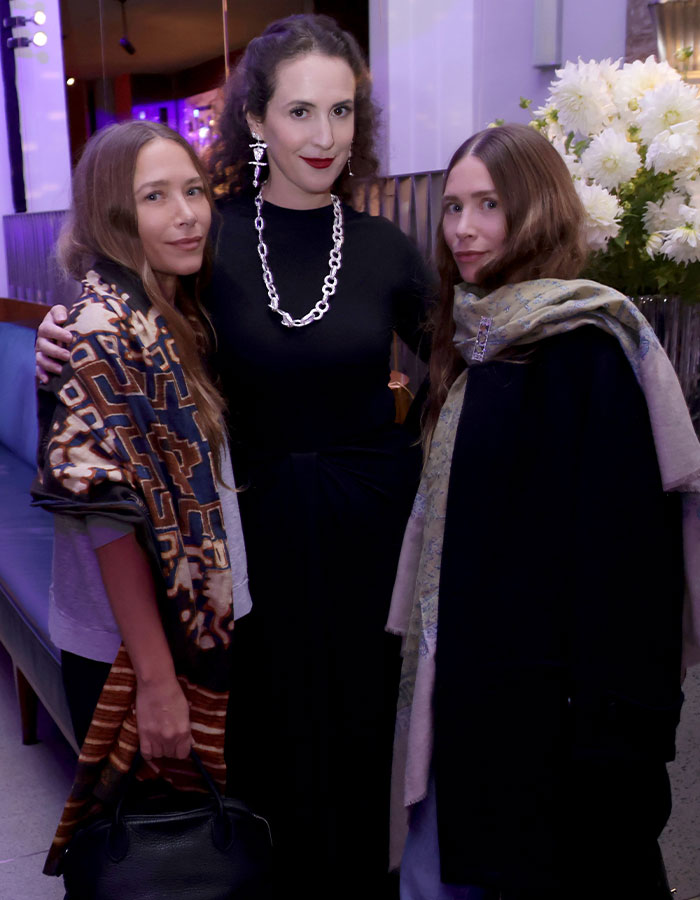 Mary-Kate and Ashley Olsen at NYFW wearing stylish scarves and dark outfits, surprising fans with their unrecognizable looks. Mary-Kate and Ashley Olsen at NYFW wearing stylish scarves and dark outfits, surprising fans with their unrecognizable looks.