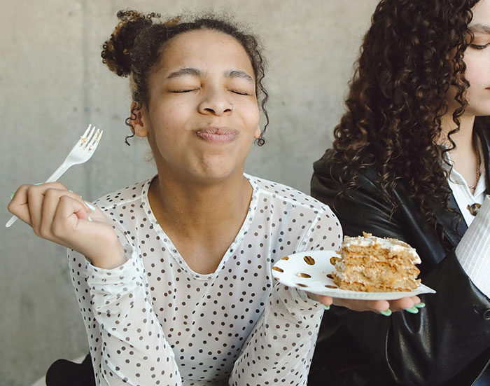  "I Destroyed Her Family Vacation": GF Rushed To The ER Thanks To Her BF's Mom's Contaminated Cake 