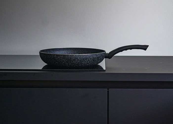 48 Poverty Habits That People Still Have Even Though They’re No Longer Broke