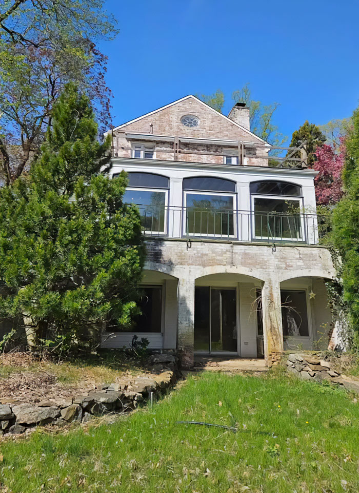 Old multimillion-dollar home surrounded by trees and garden, linked to Richard Gere before demolition after major outcry.