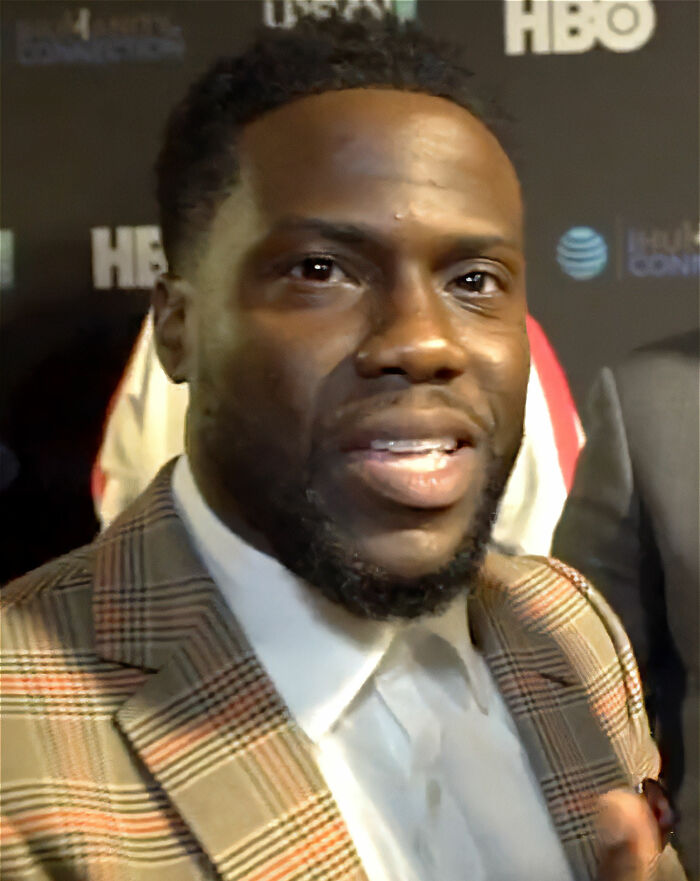 Comedian at an event, sharing thoughts on celebs people can't stand despite their popularity.