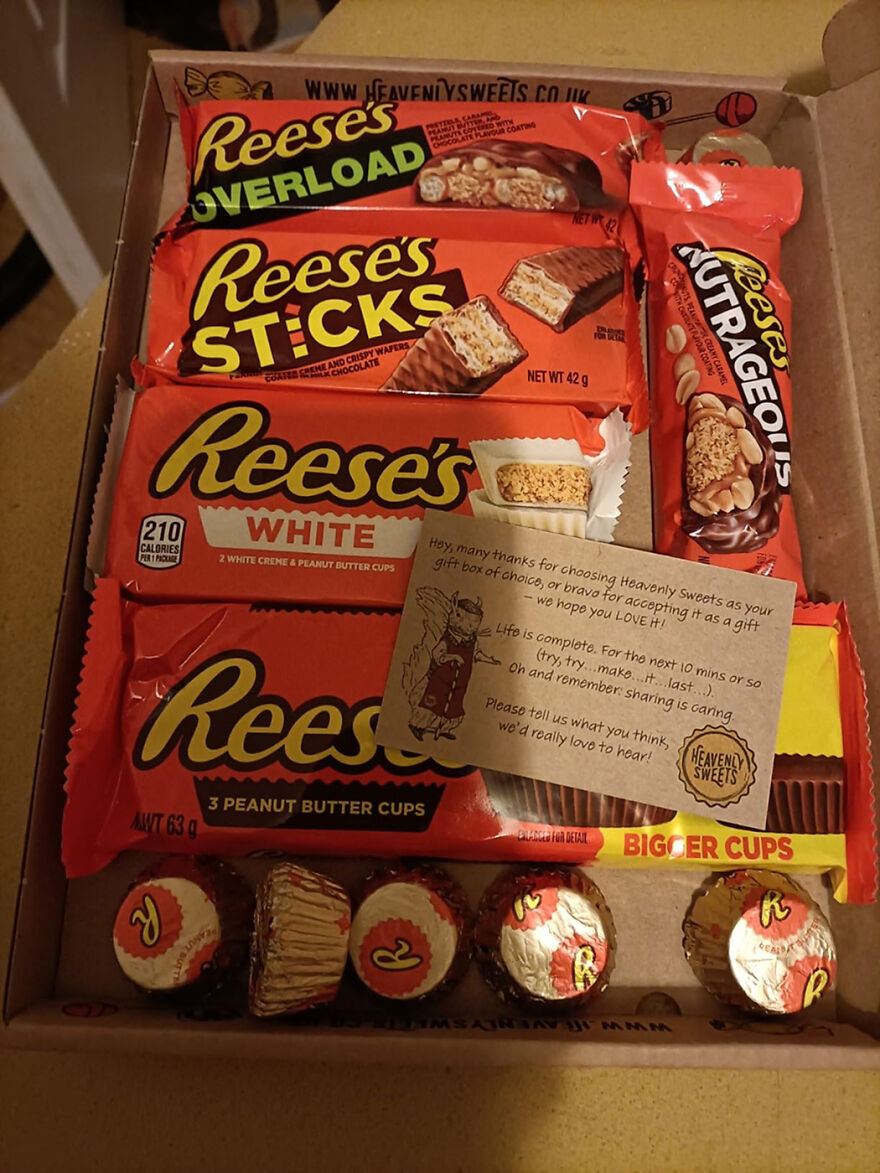 Assorted Reese's candy bars and peanut butter cups arranged in a box showcasing popular Halloween candy 2025.
