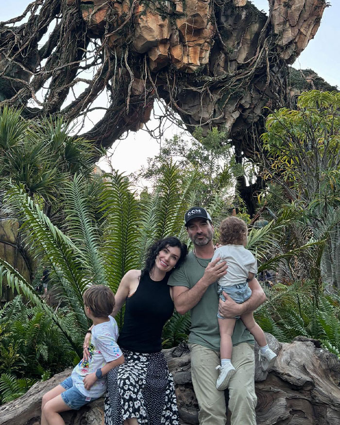 &lsquo;Big Bang Theory&rsquo; Star Johnny Galecki Shares Rare Family Pictures From Disney World, And Fans Love It