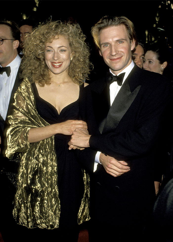 Pareja de celebridades posando junta en evento formal, representando matrimonios de famosos olvidados.