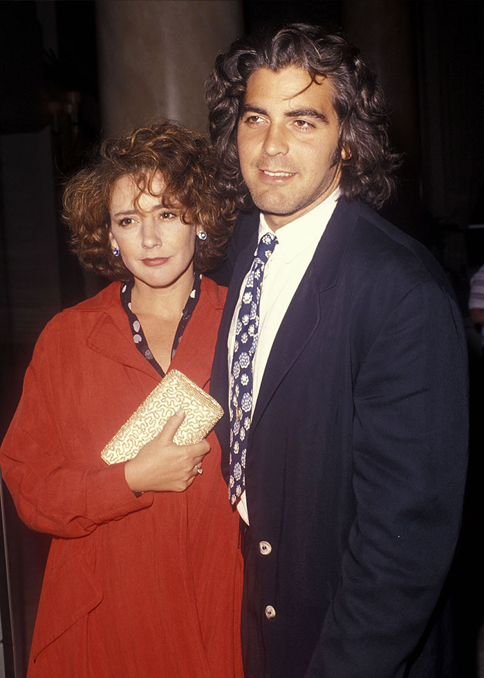 Pareja de celebridades posando junta en evento, representando matrimonios de celebridades olvidados en la cultura popular.
