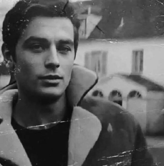 Black and white portrait of a young man, representing people who left a mark in movie and music industries.