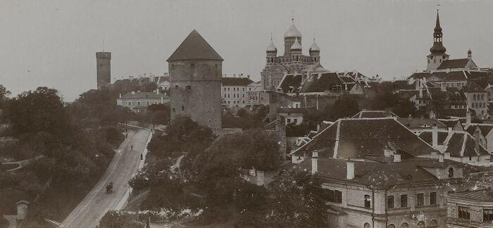 Historic black and white photo showing what the world’s capitals looked like way before modern times with old architecture.