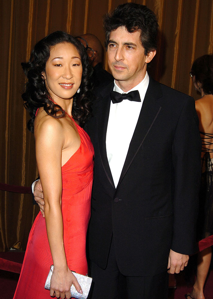 Pareja de celebridades elegantemente vestida en evento, representando matrimonios de celebridades olvidados.