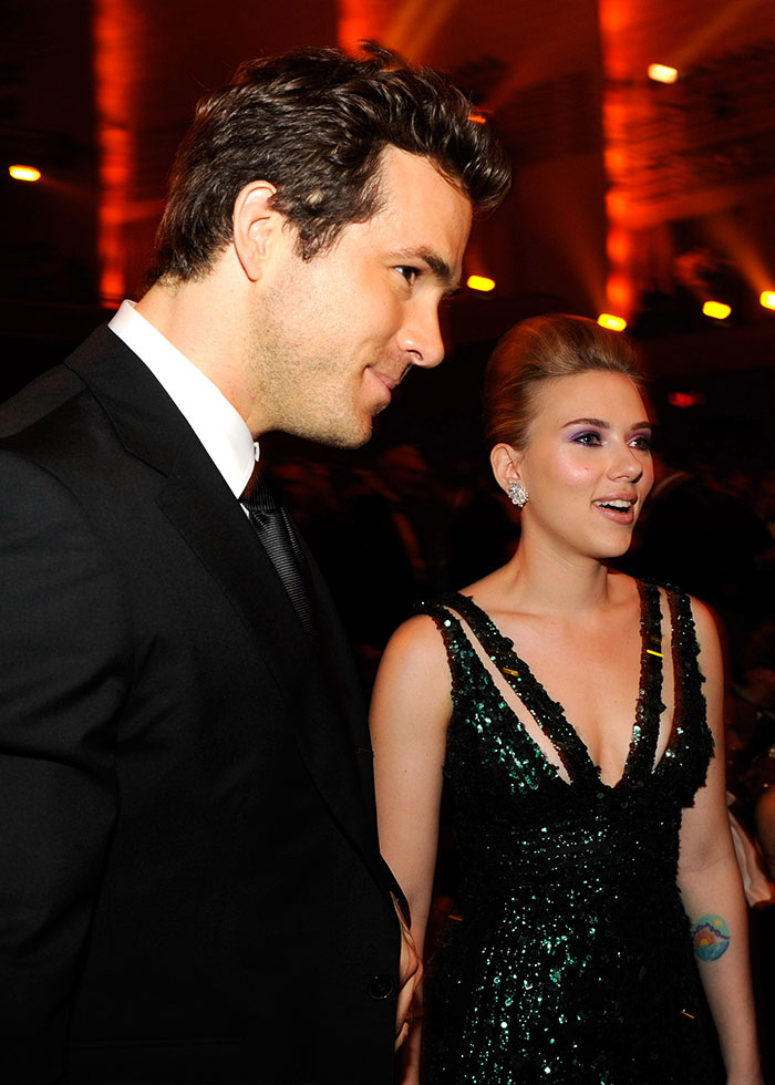 Pareja de celebridades en evento formal, representando matrimonios de celebridades olvidados en contexto social y glamuroso.