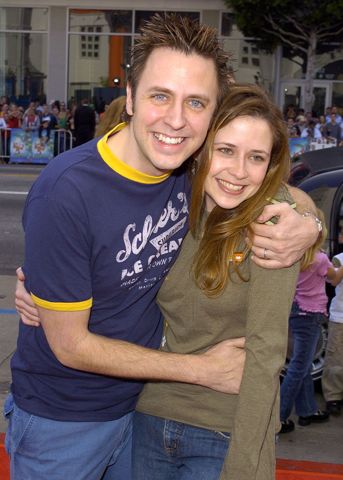 Pareja de celebridades abrazándose y sonriendo en un evento público, ejemplificando matrimonios de celebridades olvidados.