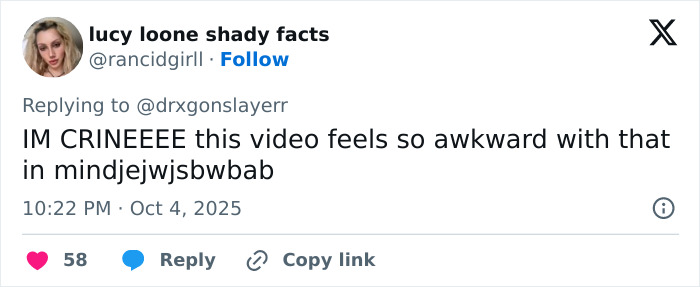 Twitter user reacting to Taylor Swift's cringe Graham Norton appearance with awkwardness and criticism.