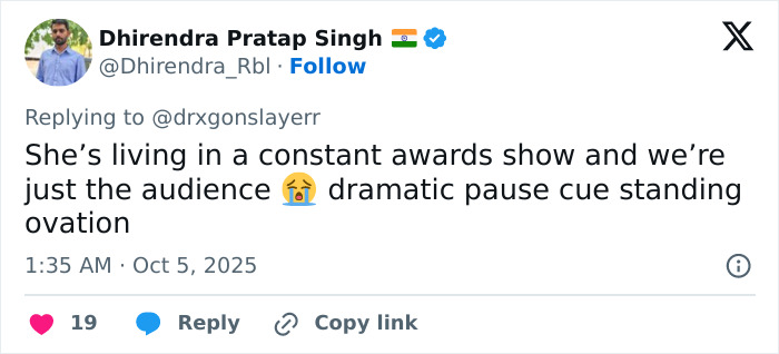 Tweet discussing Taylor Swift's pause for applause moment during her Graham Norton appearance, with fan reactions.