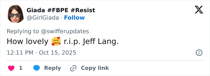 Screenshot of a Twitter reply mentioning mom of late Taylor Swift friend breaking her silence 15 years after his passing.