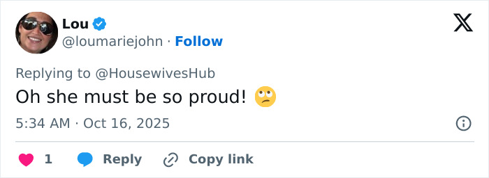 Twitter user Lou replying with a sarcastic comment and eye-roll emoji about Victoria&rsquo;s Secret show performance.