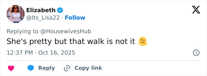Tweet criticizing Lisa Rinna&rsquo;s daughter&rsquo;s Victoria&rsquo;s Secret show walk, highlighting negative fan reaction online.