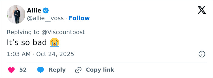 Screenshot of a tweet reacting emotionally to Selena Gomez's face in new music video causing fan shock and claims of malpractice. Screenshot of a tweet reacting emotionally to Selena Gomez's face in new music video causing fan shock and claims of malpractice.