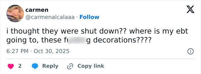 Tweet criticizing Melania Trump's White House Halloween display, reflecting public reaction and negative online comments.