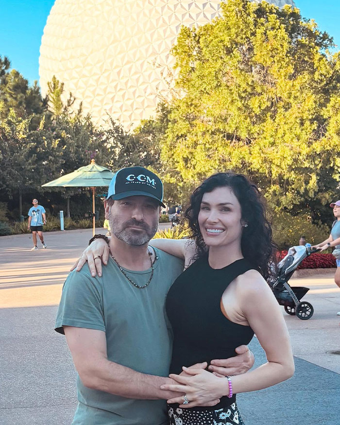 &lsquo;Big Bang Theory&rsquo; Star Johnny Galecki Shares Rare Family Pictures From Disney World, And Fans Love It
