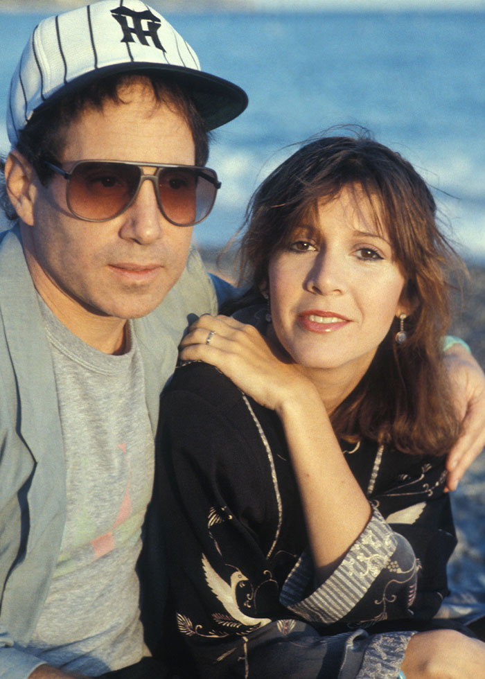 Pareja de celebridades en un momento íntimo al aire libre, representando matrimonios de celebridades olvidados.